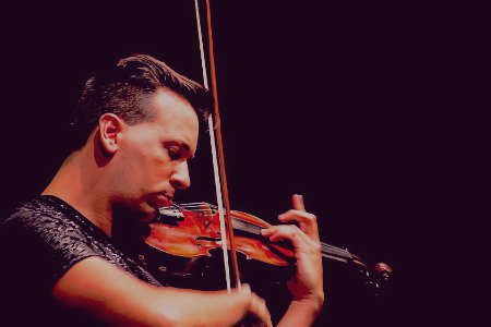 Photo of Andrew Sords playing a violin